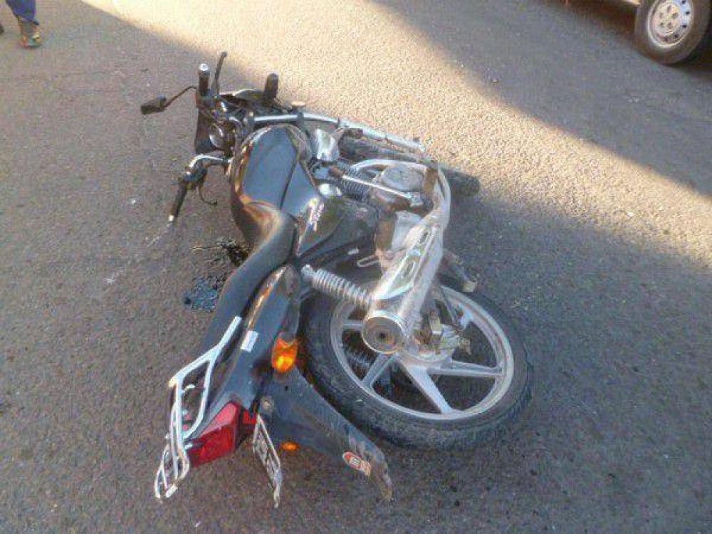 Dos motociclistas heridos tras chocar contra un trailer estacionado en una vereda