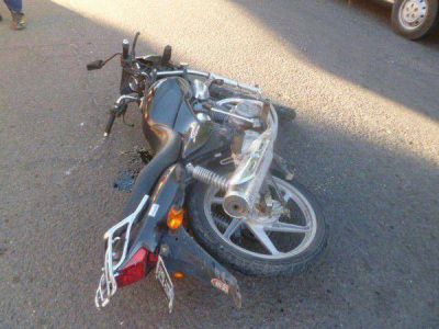 Dos motociclistas heridos tras chocar contra un trailer estacionado en una vereda