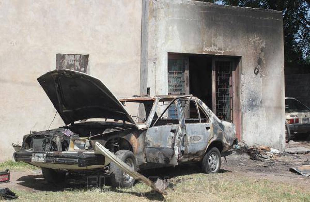 Se incendi� un auto y afect� a una casa
