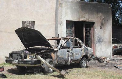 Se incendi� un auto y afect� a una casa