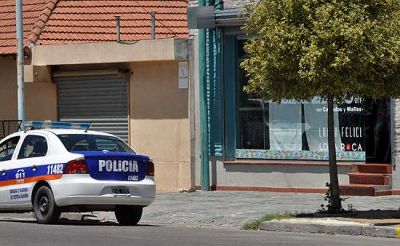 Roban en un local de disfraces y un comercio de ropa