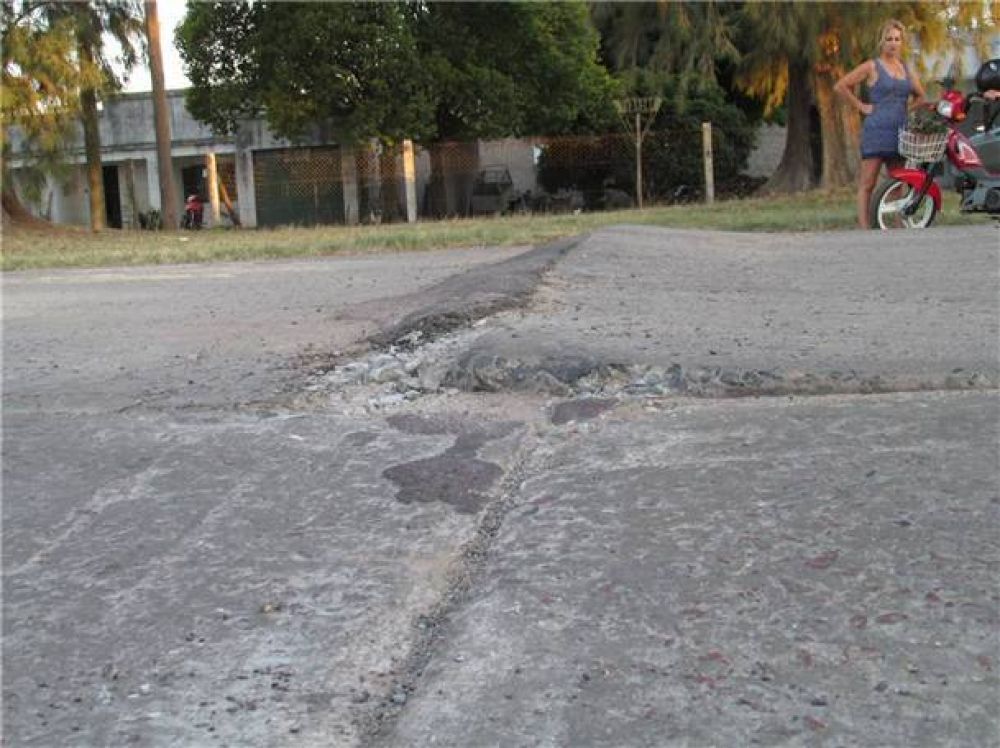 El calor ha causado tremendos baches en el pavimento