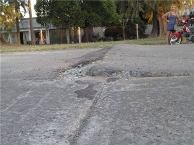 El calor ha causado tremendos baches en el pavimento