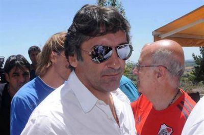 Enzo Fancescoli comenz� a jugar su partido, en su flamante funci�n