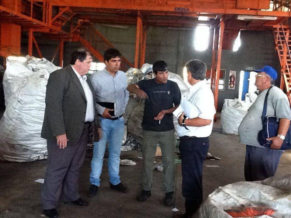 �Los vecinos que separan los residuos colaboran con las m�s de 50 familias de la cooperativa CURA�