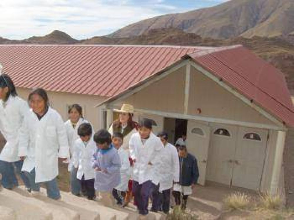 Ximena Saravia entreg donaciones para la escuela de Cerro Negro del Tirao. 