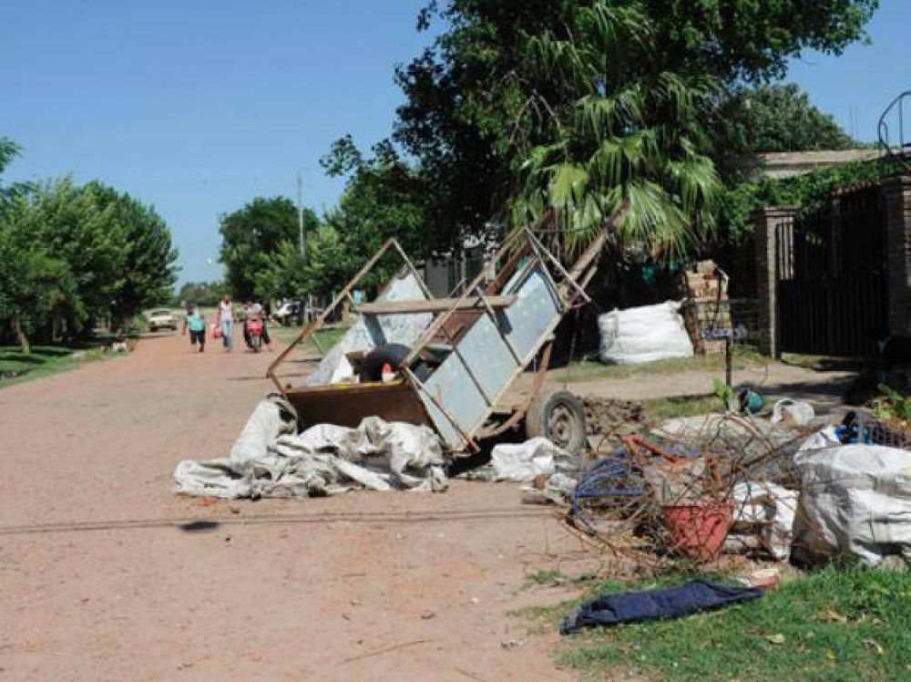 Lo balearon, se escondi� bajo una cama y ah� muri�