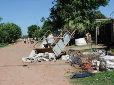 Lo balearon, se escondi� bajo una cama y ah� muri�