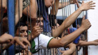 Huelga de carceleros convirti� la prisi�n m�s hacinada de Paraguay en "tierra de nadie"