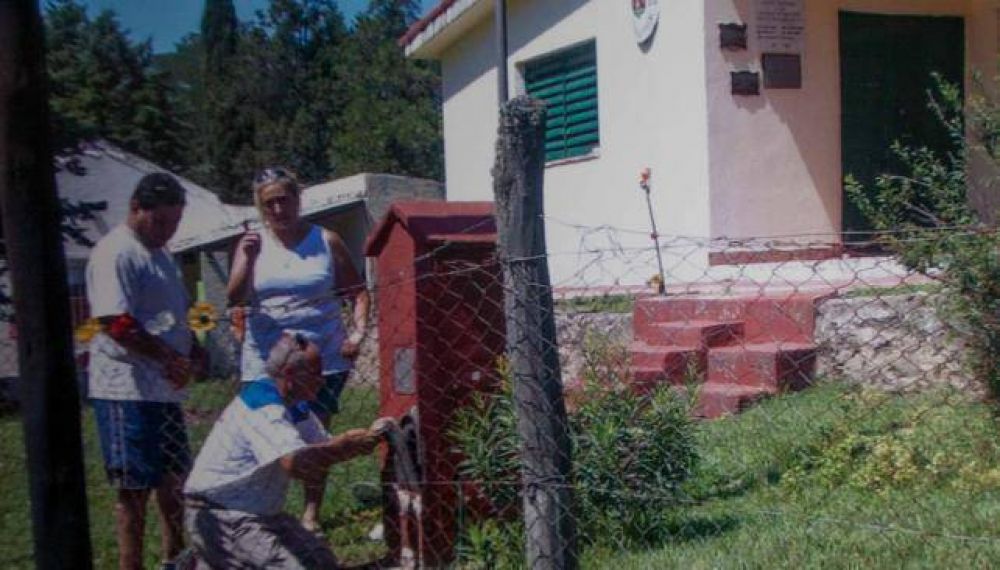 Intentan recuperar una escuela ocupada