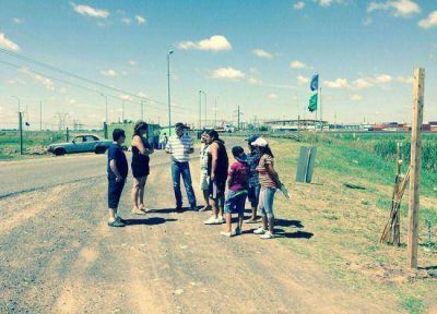 Axel Cantlon visit� a los puesteros de carnadas desalojados de la zona del cementerio  