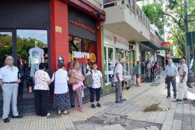Las puertas del Banco Supervielle, un espacio de encuentro entre jubilados