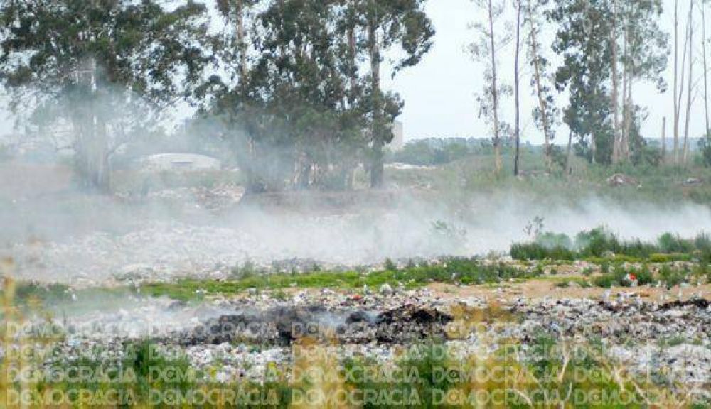 El humo y la basura en los caminos afectan a vecinos de la zona del Relleno Sanitario