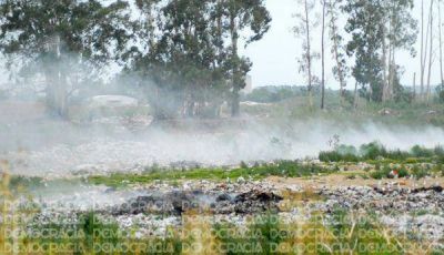 El humo y la basura en los caminos afectan a vecinos de la zona del Relleno Sanitario
