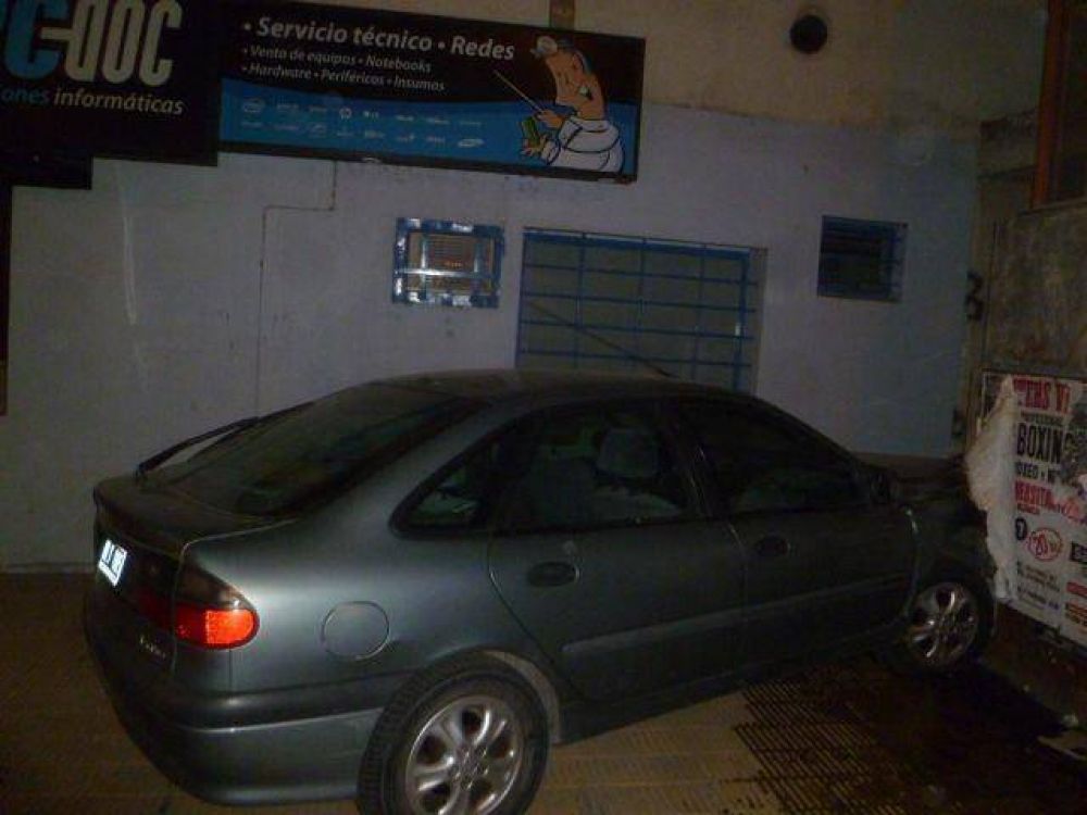 Un auto impact� contra el frente de una casa, no caus� heridos
