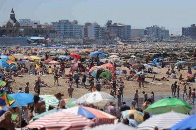 D�as de playas colmadas, noches de intenso movimiento