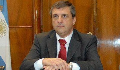 La Capital lo mide a Cheppi con una hostigaci�n berreta; balas que pican cerca