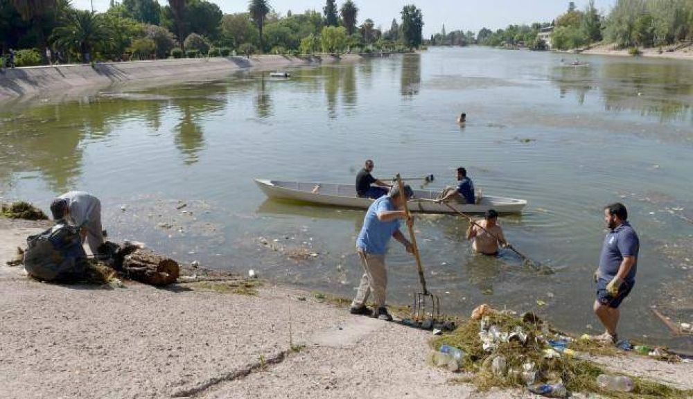 El Gobierno inici� un operativo de limpieza en el lago del Parque