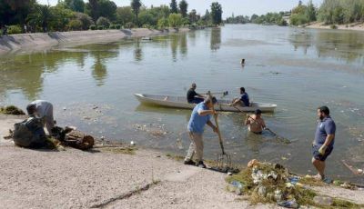 El Gobierno inici� un operativo de limpieza en el lago del Parque