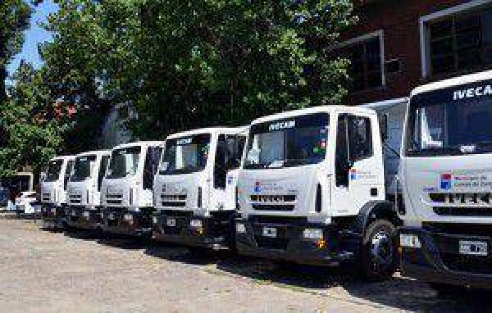Suman m�quinas para recoger residuos y limpiar los barrios