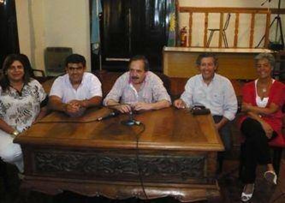 Pas� Ricardo Alfons�n por Areco y dijo...	