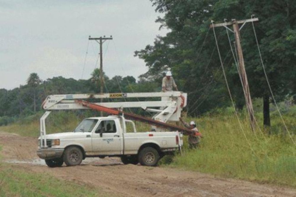 Postes y columnas derribados, transformadores da�ados y l�neas ca�das