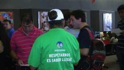 Se sortearon cascos para concientizar a motociclistas