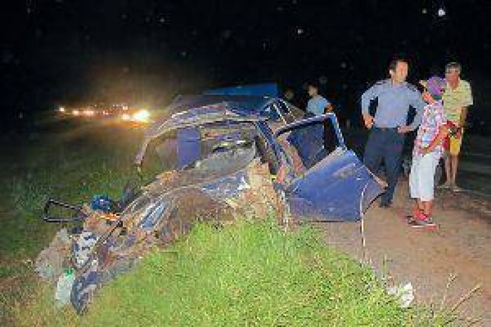 Un muerto en un terrible choque entre un auto y un cami�n