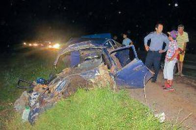 Un muerto en un terrible choque entre un auto y un cami�n