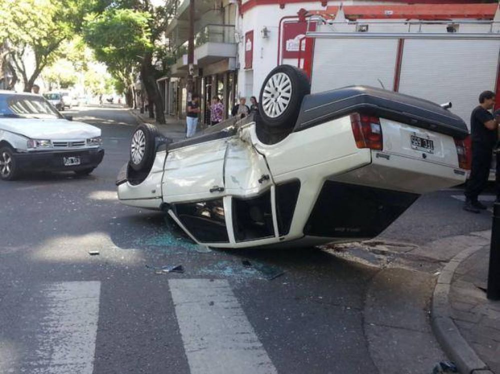 Un espectacular choque y vuelco en Moreno y Salta solo dej� un herido leve