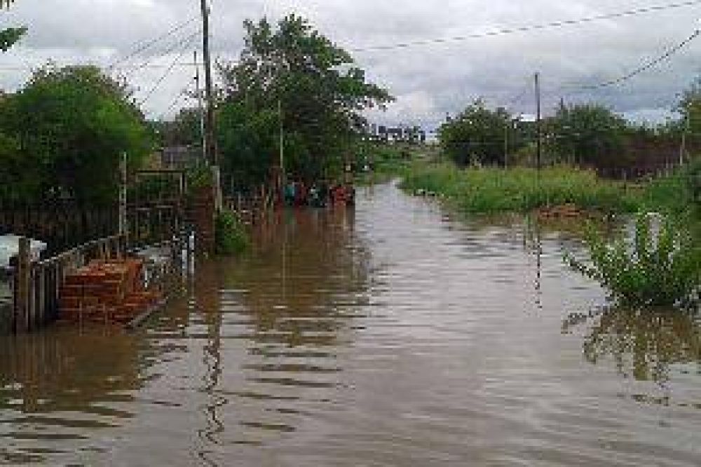 El Gobierno provincial realiz� un operativo por las inundaciones en la ciudad de La Banda