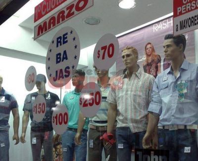 Los comercios exhiben en sus vidrieras las rebajas de temporada