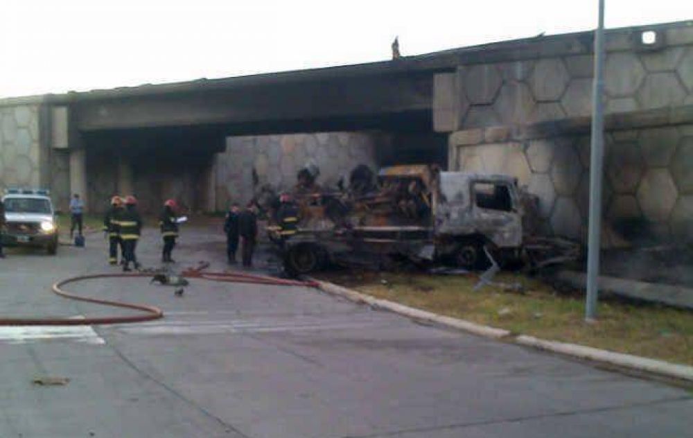 Un muerto al explotar un cami�n con combustible en C�rdoba