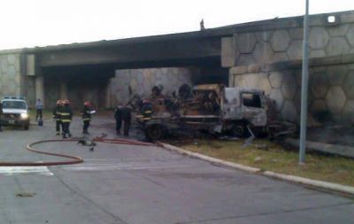 Un muerto al explotar un cami�n con combustible en C�rdoba