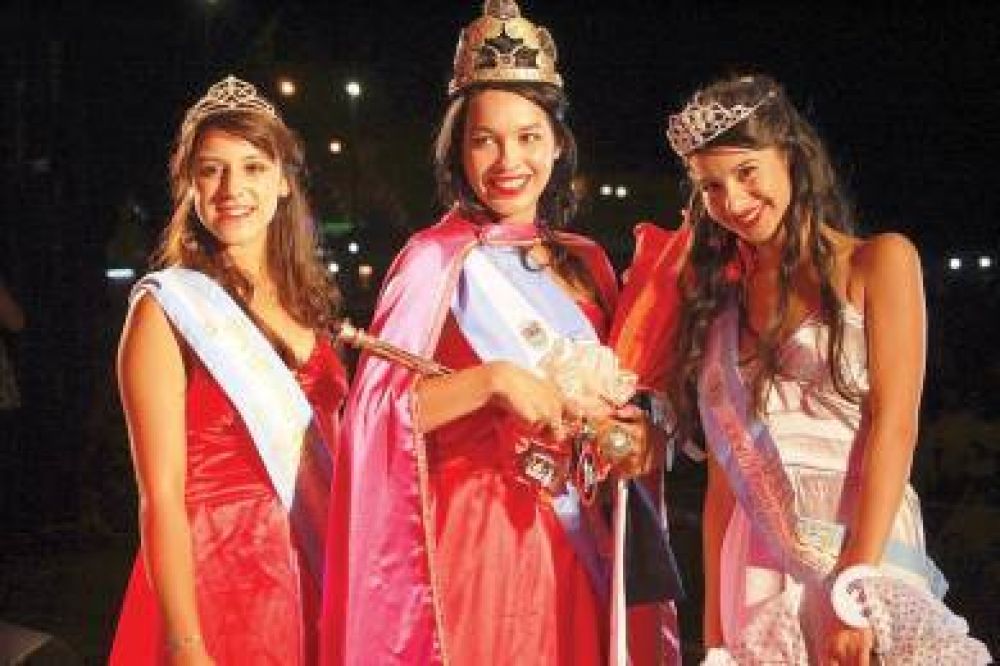 Anah� Ordo�ez es la nueva reina nacional de la fruta fina de El Hoyo