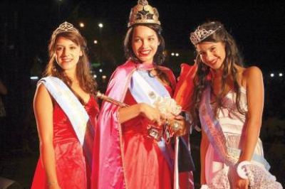Anah� Ordo�ez es la nueva reina nacional de la fruta fina de El Hoyo