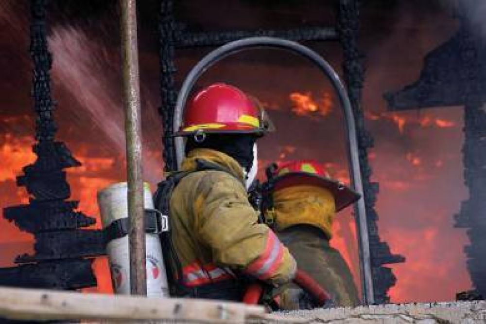Incendio destruye totalmente una vivienda