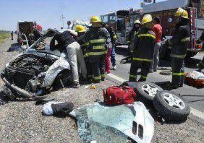 Una mujer muri� al salir despedida del auto en un vuelco 