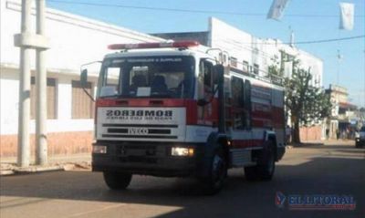 Voraz incendio en una vivienda tras la explosi�n del motor de una heladera
