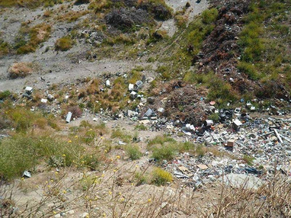 Se repite el dep�sito de residuos urbanos en la cantera forestal