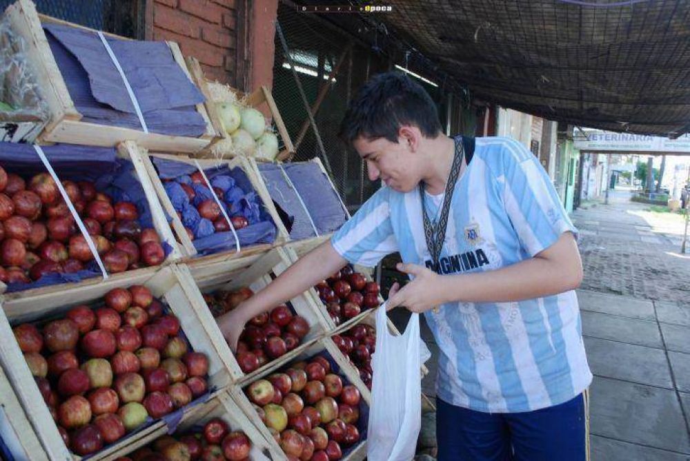 Por sus precios, frutas de estaci�n se venden menos que las de invierno