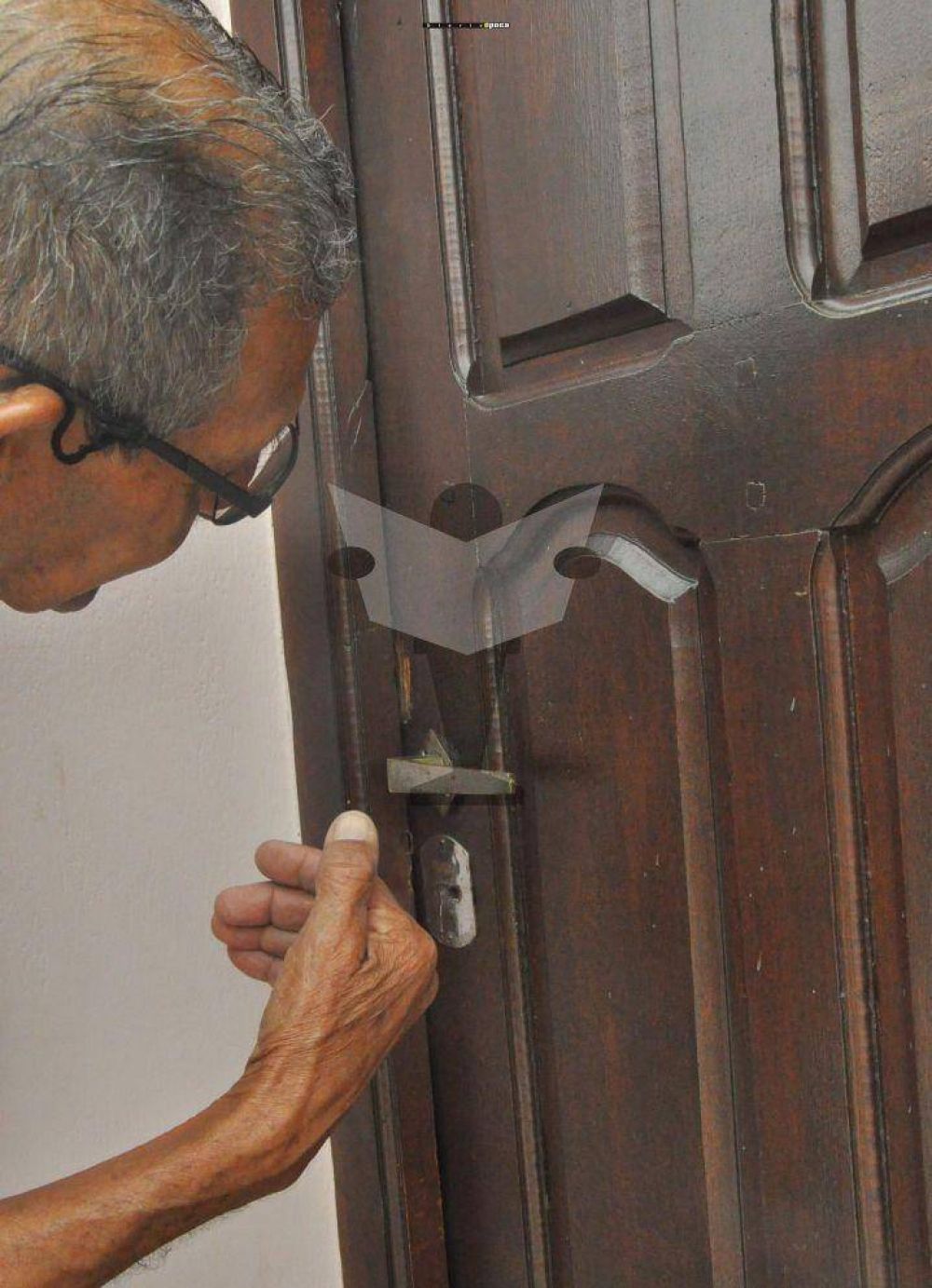 Mientras festejaban sus bodas de oro les desvalijaron la casa