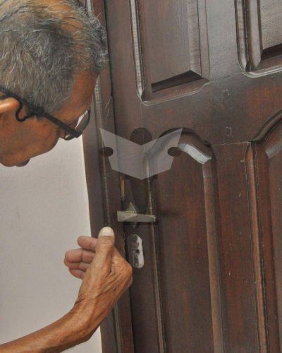 Mientras festejaban sus bodas de oro les desvalijaron la casa