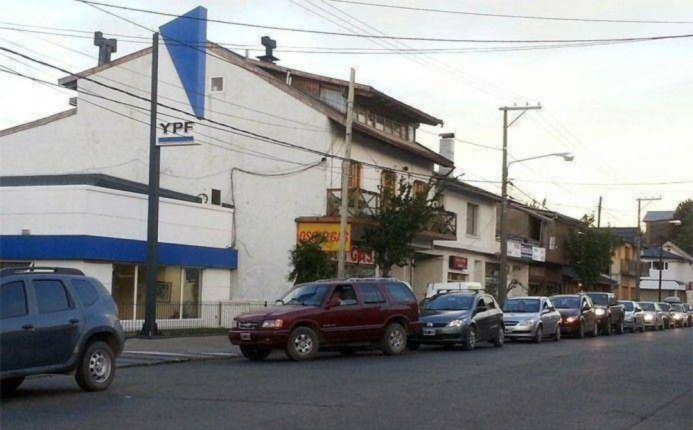 Largas colas por desabastecimiento de combustibles