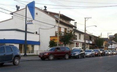 Largas colas por desabastecimiento de combustibles