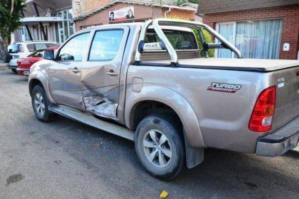 Choc� una camioneta estacionada y se fug�