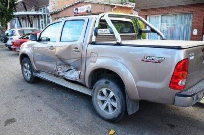 Choc� una camioneta estacionada y se fug�