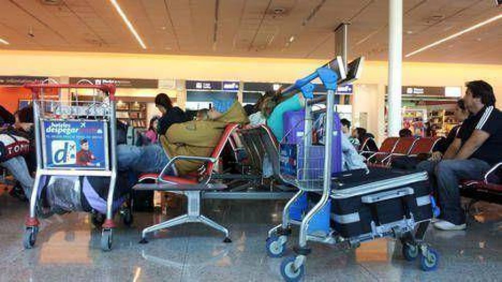Por un paro de maleteros, hay demoras en los vuelos de Aerol�neas
