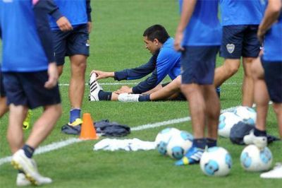 Lejos de su gran amor: Juan Rom�n Riquelme sigue sin trabajar con la pelota
