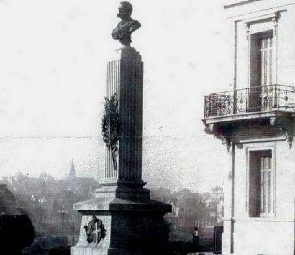 La Defensor�a del Pueblo pide que se emplace un monumento que hace 4 a�os est� en un dep�sito 